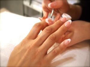 ネイリスト施術中ジェルネイル