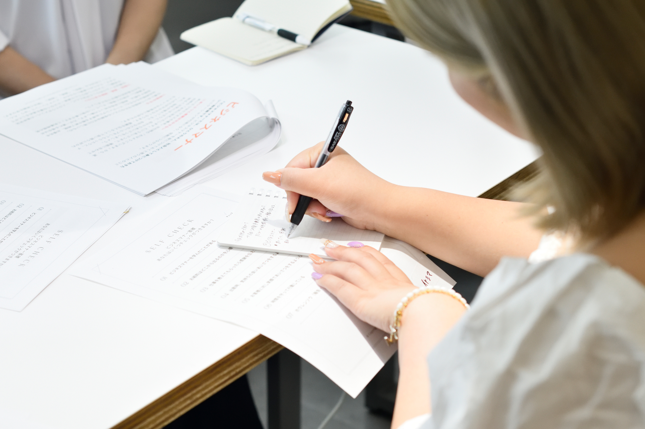 【ネイリスト・アイリスト対象】ビジネスマナー＆接客　新人研修｜ネイルサロン開業・経営ならビオネイル